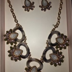 Im selling jewelry necklaces, brackets, rings, earrings and sets. Many more!